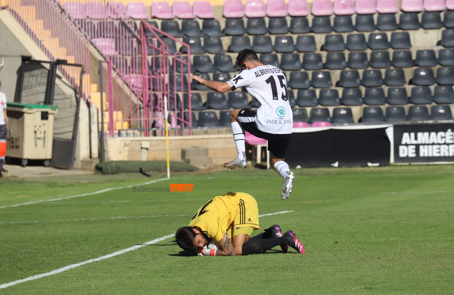 Espeso salta por encima de Canedo / Lydia González