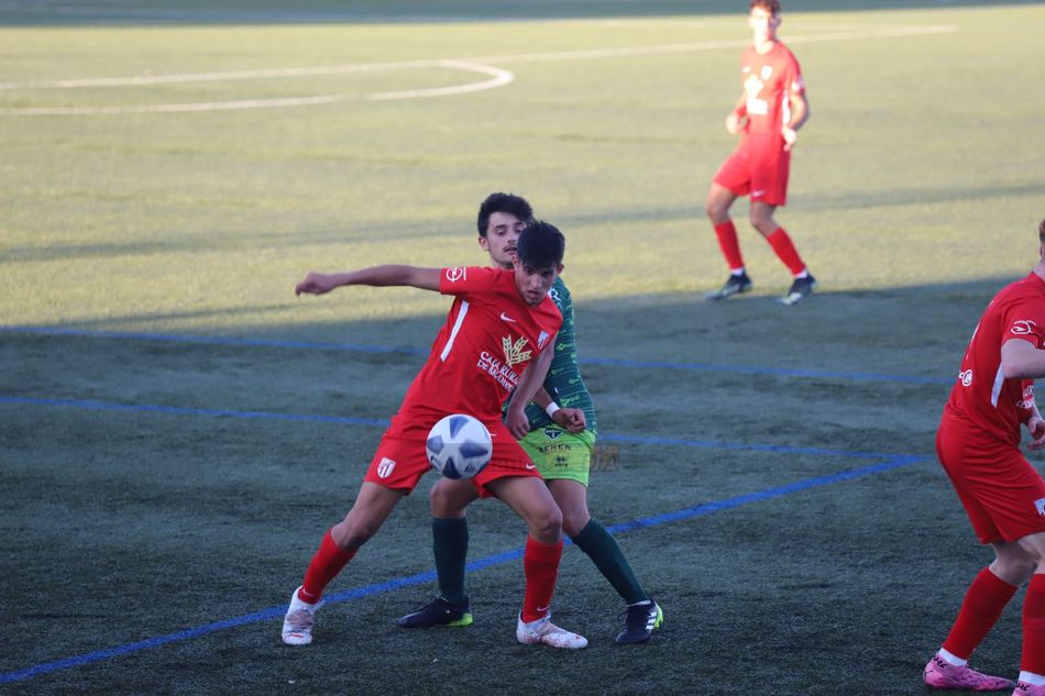 Una disputa del derbi / Lydia González