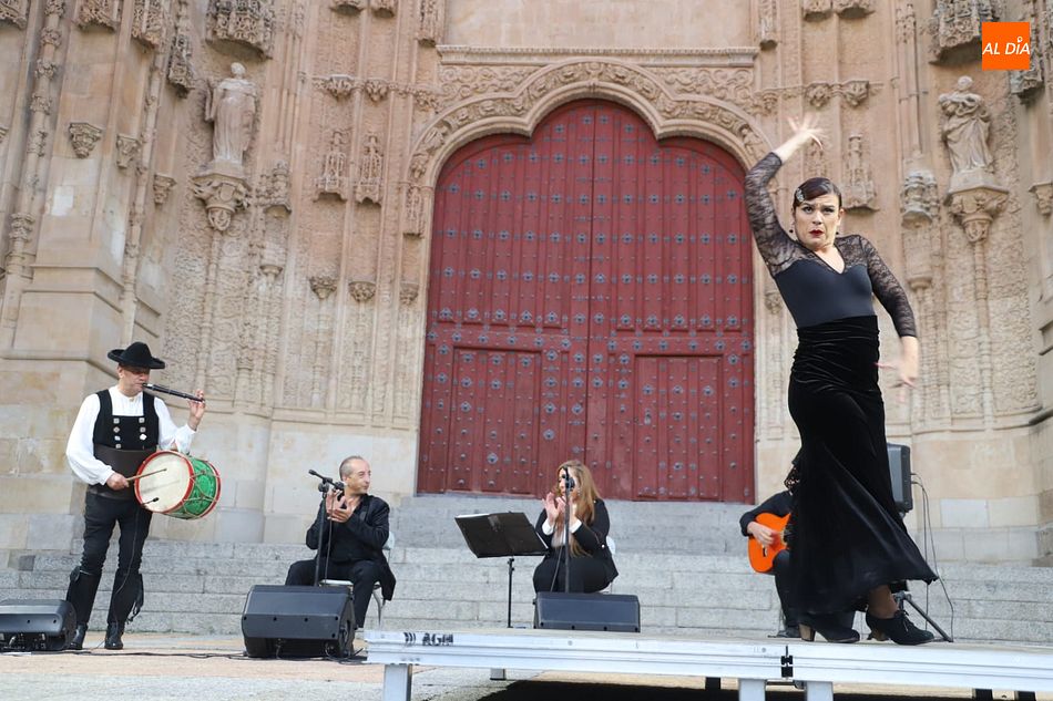 Fusión de culturas entre charros y gitanos en el Patio Chico de la Catedral de Salamanca - Fotos: Lydia González