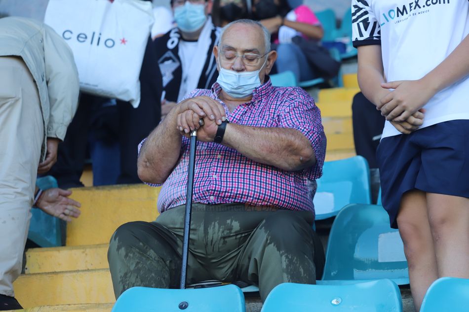 Un seguidor del Salamanca UDS, mojado por el riego / Lydia González