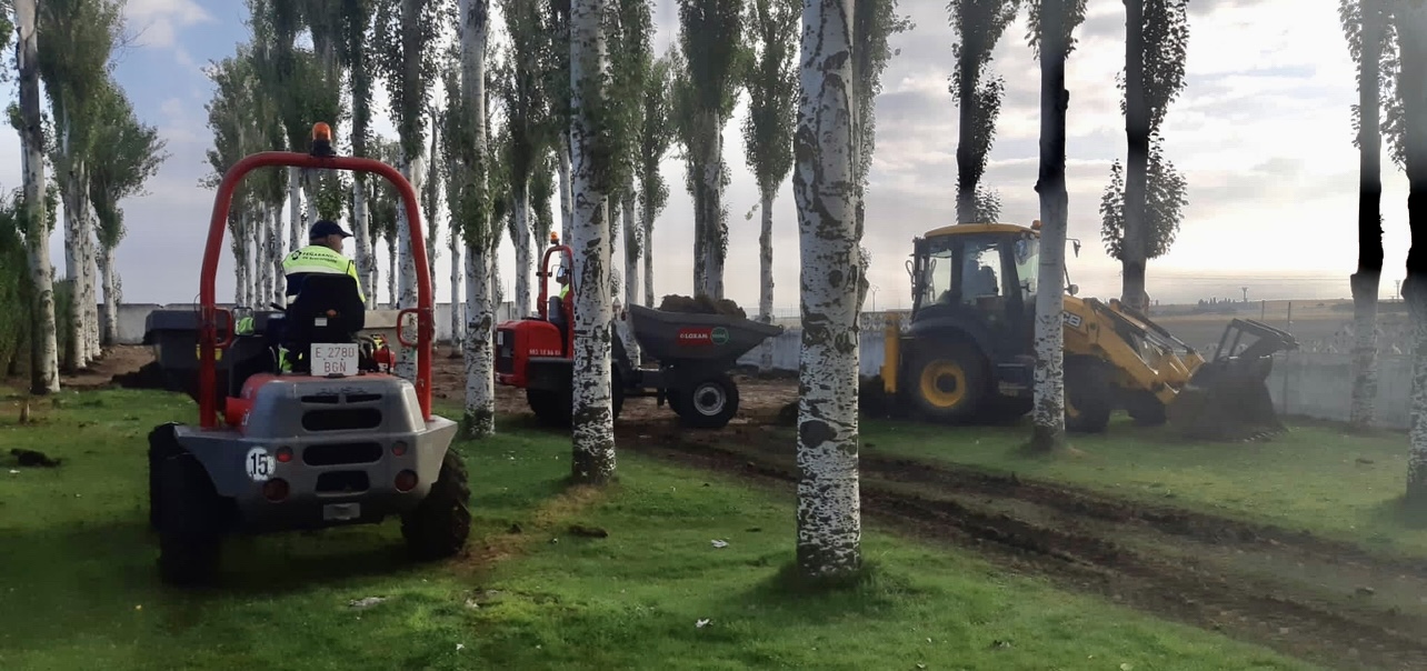 Trabajadores municipales están llevando a cabo la sustitución del césped en las piscinas municipales