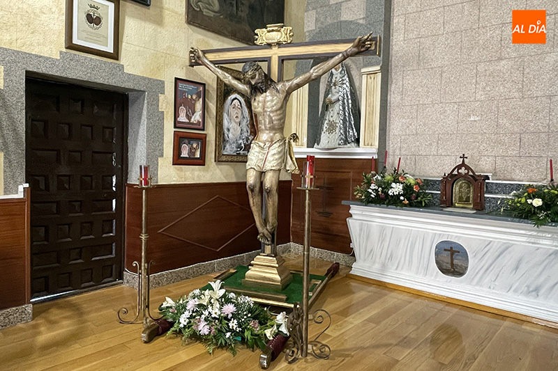 El Santo Cristo del Humilladero descansa sobre sus andas en la Ermita tras la primera valoración de los restauradores