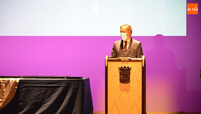 El alcalde de Salamanca, Carlos García Carbayo, participaba en el homenaje organizado por Salamanca es Tauromaquia. Foto Vanesa Martín