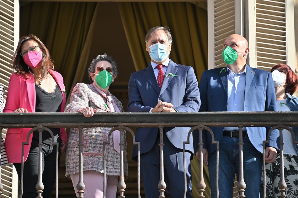 El alcalde de Salamanca, Carlos García Carbayo, junto a representantes de la Asociación de Familiares de Enfermos de Alzheimer AFA-Salamanca