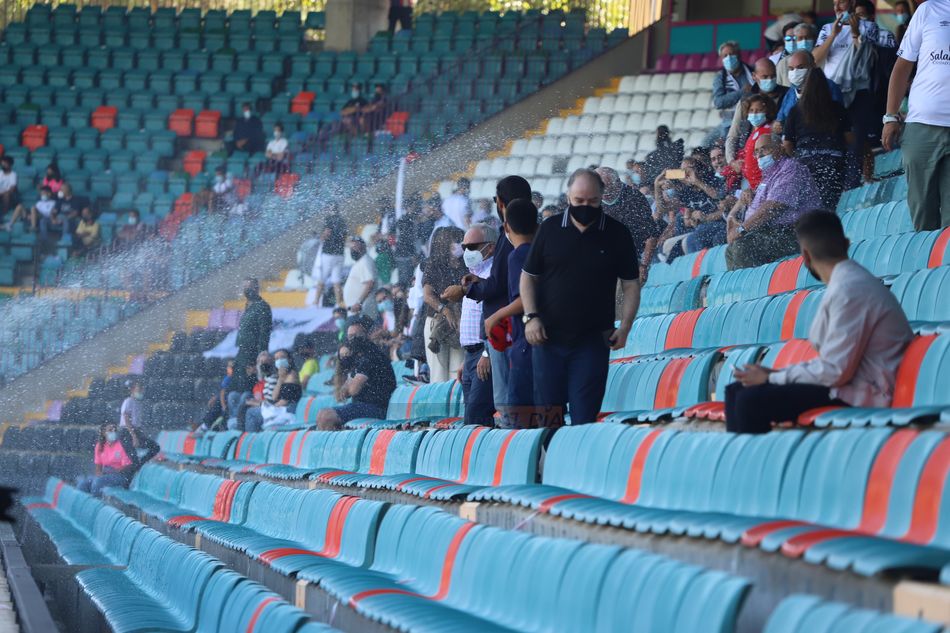 El riego llegó hasta la grada mojando a algunos aficionados - Archivo