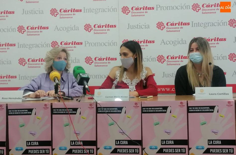 Rosa Hernández, responsable de voluntariado de Cáritas Salamanca, a la izquierda, junto a Carmen María Alonso, catedrática de la Facultad de Comunicación de la UPSA, y Laura Cortiñas, estudiante del Grado en Publicidad y Relaciones Públicas. Foto de Lydia