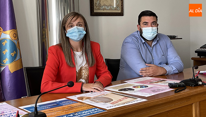 La concejala de Cultura, Fátima Manzano, presentaba la nueva oferta formativa municipal junto al concejal Antonino Poveda