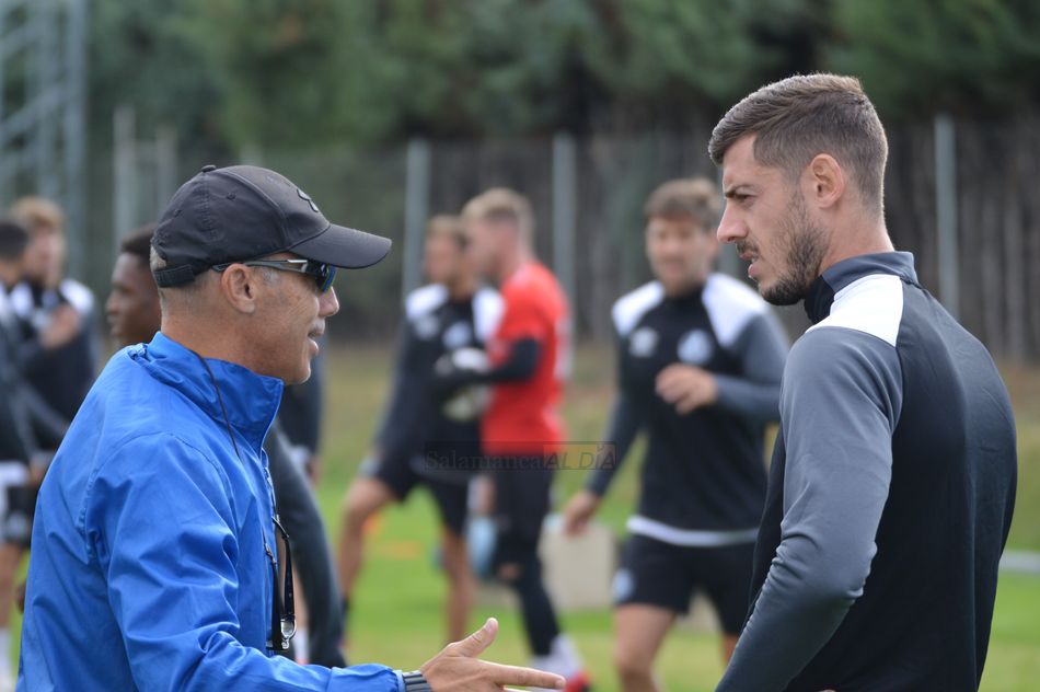 Calderón charla con Morillas al salir al Anexo / Carlos Cuervo