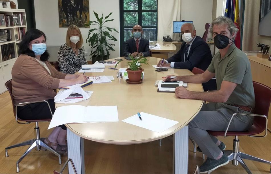 Encuentro que han mantenido el diputado de la Escuela de Tauromaquia, Jesús María Ortiz, y el secretario general de la consejería de Cultura, Gregorio Muñoz - Diputación de Salamanca