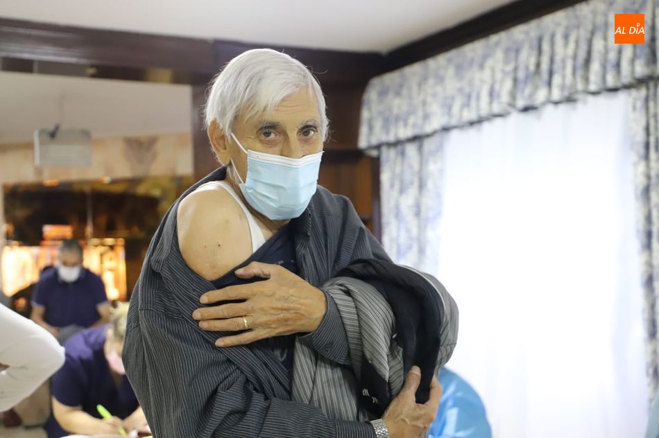 Luis Miguel García Sánchez, de 70 años de edad, primer vacunado con la tercera dosis en la residencia Arapiles
