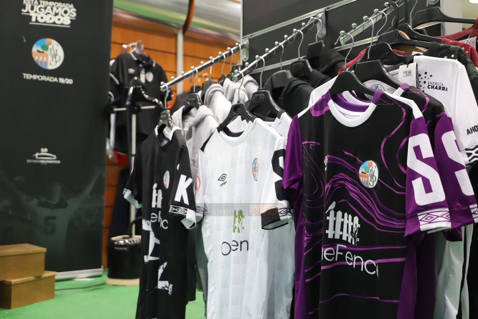 Las tres camisetas, en la tienda / Lydia González