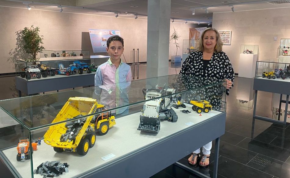 Samuel Recio Rodríguez junto con la concejala de Cultura, Ángeles Giménez