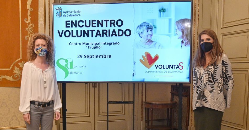 Las concejalas de Familia e Igualdad de Oportunidades, Ana Suárez, y de Participación Ciudadana, Almudena Parres, en el transcurso de la rueda de prensa para presentar este encuentro