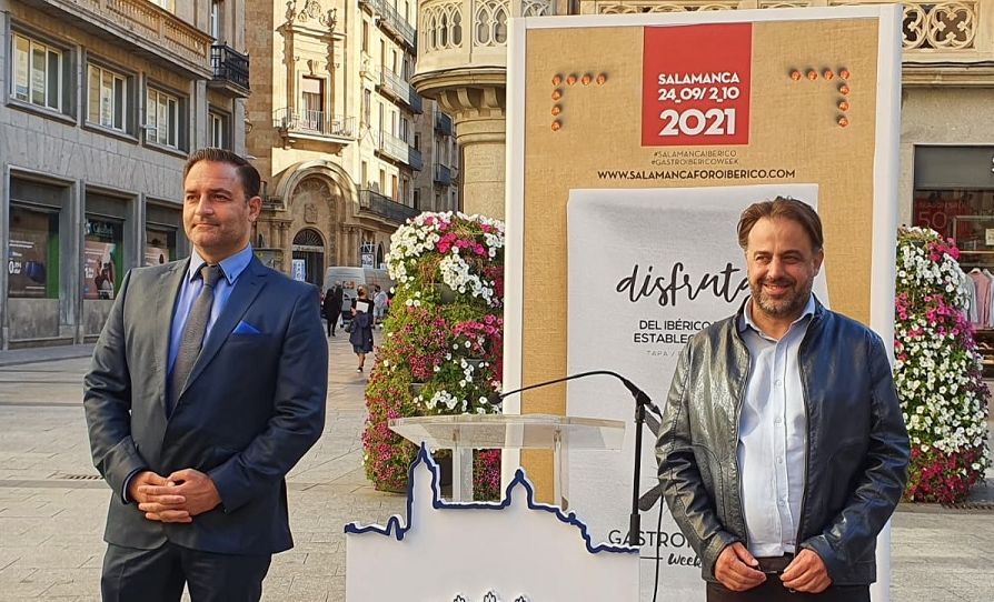El concejal de Turismo, Fernando Castaño, y el presidente de la Asociación de Empresarios de Hostelería de Salamanca, Álvaro Juanes, en la presentación de esta iniciativa, en la plaza del Liceo