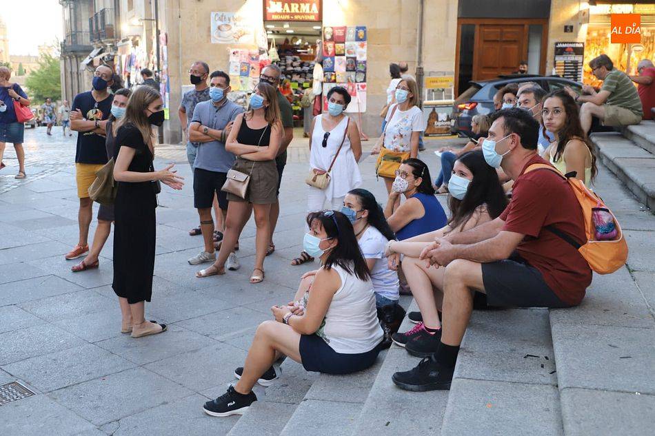 Un grupo de turistas escucha a una guía en Salamanca - Archivo