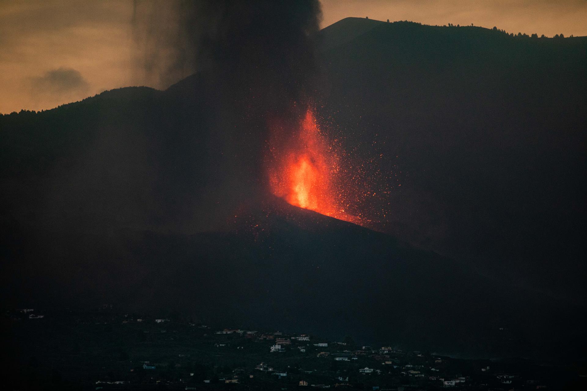 Cumbre Vieja sigue en fase estable y se descarta que la lava llegue al mar en los próximos dos días