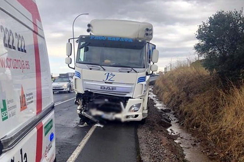 Camión siniestrado en el accidente mortal de Zafra. CR