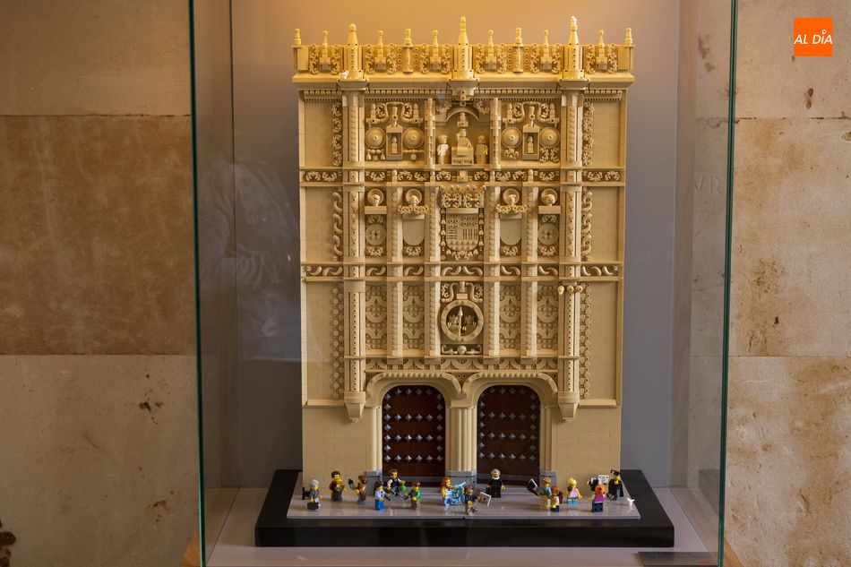 Fachada histórica de la Universidad de Salamanca hecha con piezas de Lego - Archivo