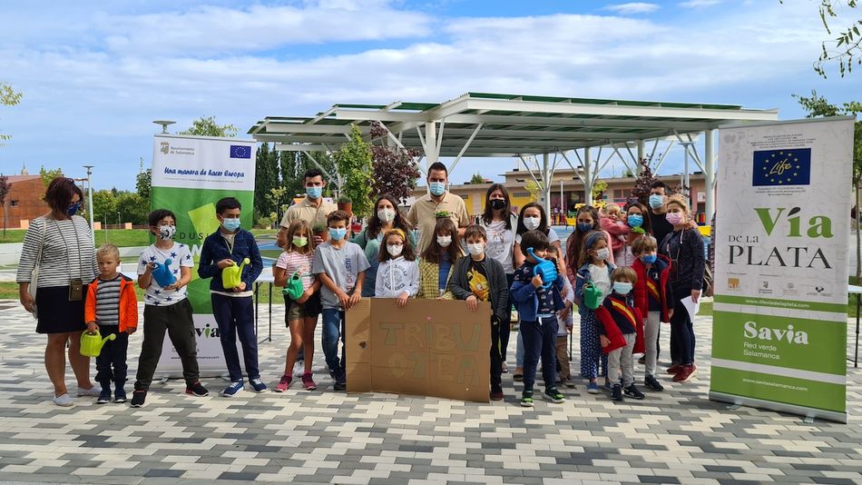 Participantes en el proyecto ‘Alcorques savios’, que se inició este jueves en el parque de Huerta Otea