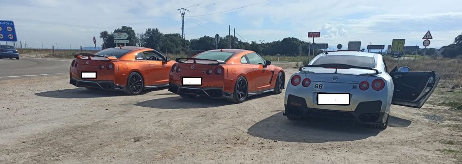 Algunos de los vehículos interceptados por la Guardia Civil en esta operación