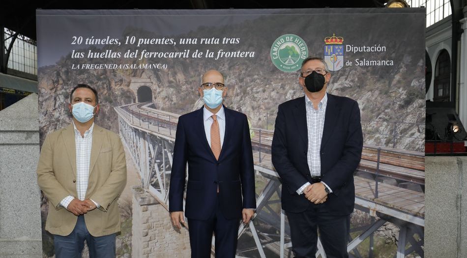 Javier Iglesias, presidente de la Diputación de Salamanca, en el centro, en la presentación de este producto turístico en Madrid
