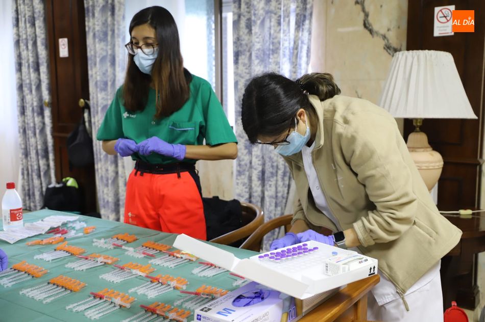 Sanitarias en la residencia de Arapiles, con motivo de la distribución de la tercera dosis de la vacuna, que tuvo lugar el jueves