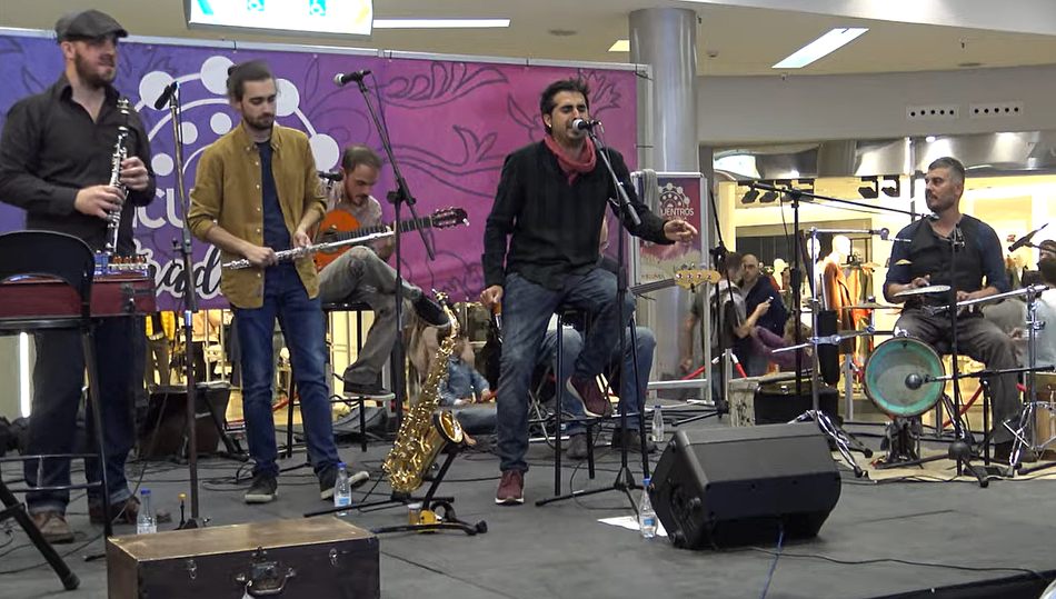 Entavía es un grupo de folk salmantino formado por siete músicos en 2016