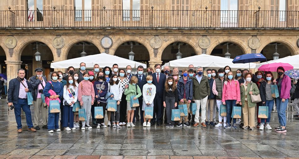 El alcalde de Salamanca, Carlos García Carbayo, junto a estudiantes participantes en la Ruta Nebrisense, en la Plaza Mayor