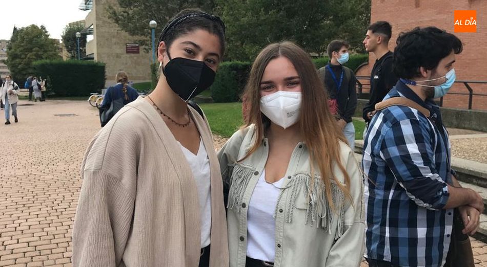 Inés Álvarez y Cristina Díez, estudiantes universitarias de Salamanca, en el Campus Unamuno