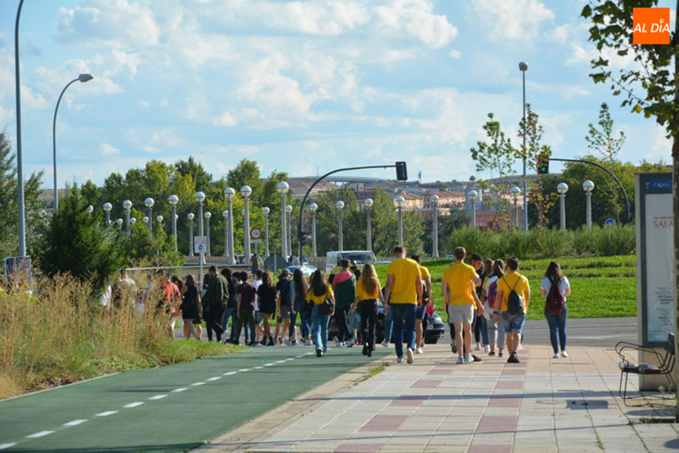 Imagen de archivo de jóvenes caminando por las cercanías del Campus Universitario