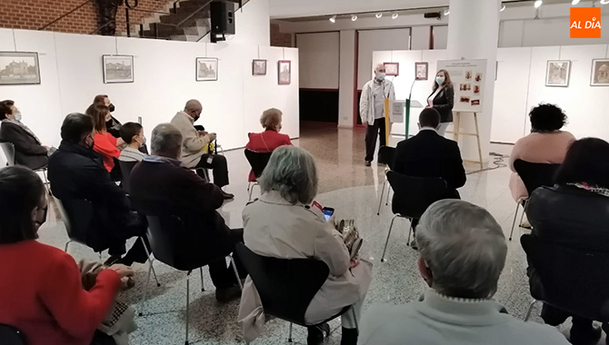 Pablo Fernández muestra sus dibujos a plumilla en una exposición en el CDS