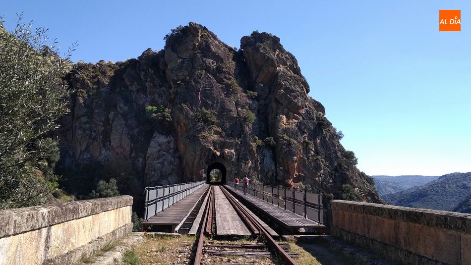 Uno de los espectaculares enclaves de la ruta, con un puente y un túnel / E. Corredera