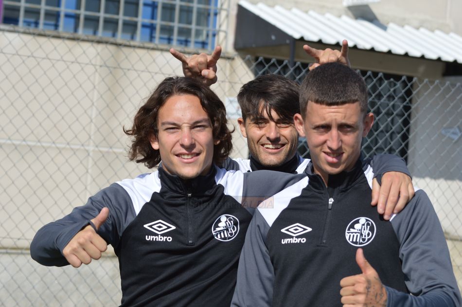 Bermejo, Ribeiro y Segura bromean entre sí al llegar a un entrenamiento / Carlos Cuervo