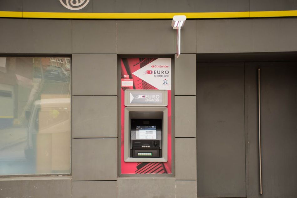 Uno de los cajeros automáticos instalados en una oficina postal - Correos