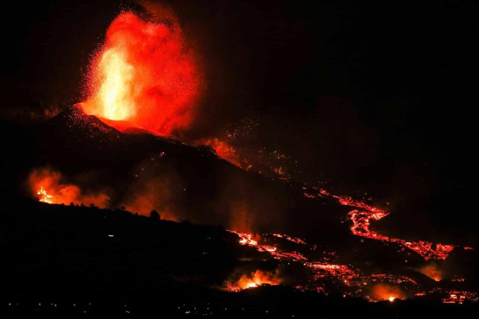Volcán en erupción en La Palma. - AYUNTAMIENTO DE HUELVA