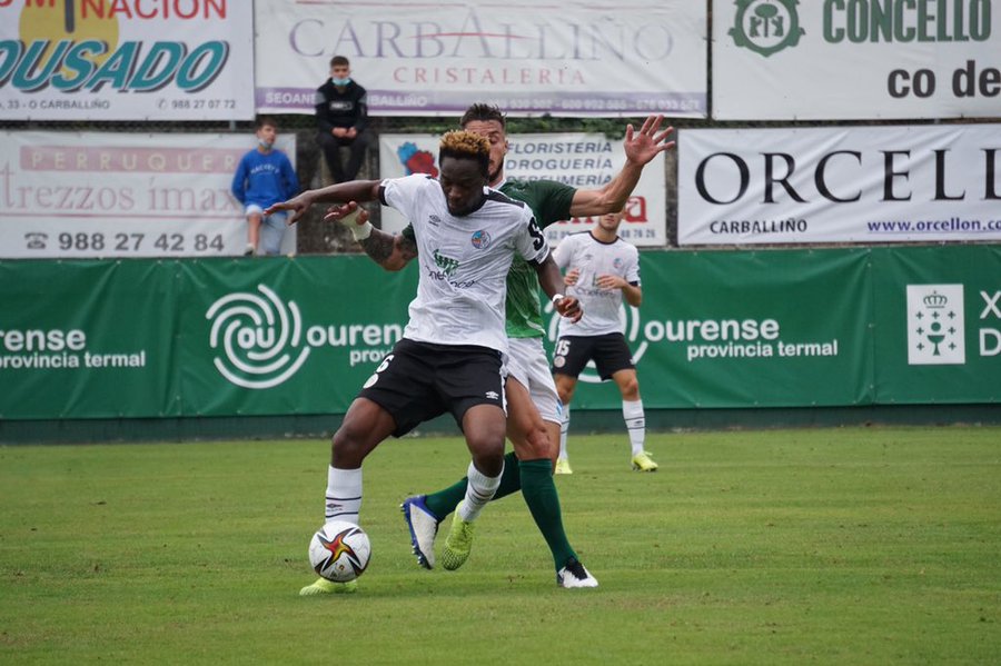 Liam Ayad, presionado por un rival / Salamanca CF UDS