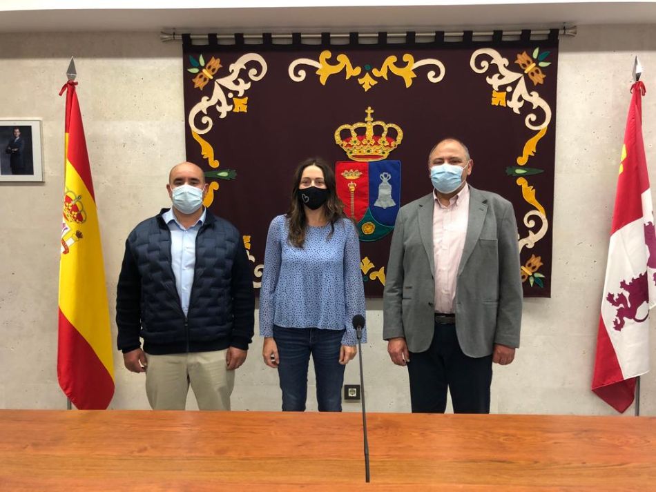 Los firmantes del acuerdo se reunieron en la Casa Consistorial - Ayto. Villares de la Reina