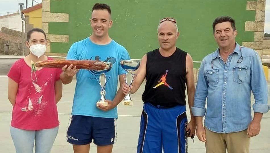 Los vencedores, Víctor y Cholo, junto con el alcalde, Alejandro Benito, y la patrociandora de los premios, Julita Encinas,