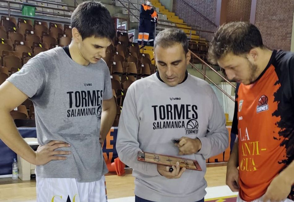 El cuerpo técnico de USAL La Antigua durante el encuentro - CB Tormes