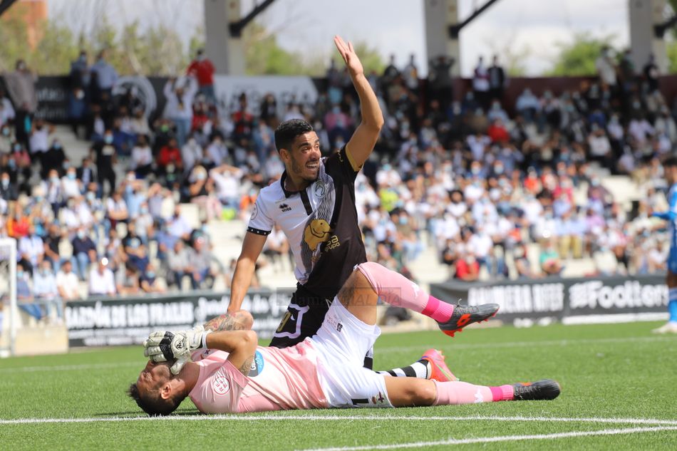 Mackay queda tendido en el suelo por un choque con De Miguel / Lydia González