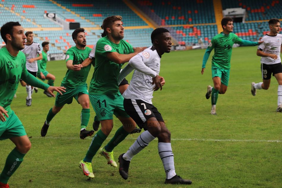 Oumar, en un balón parado en el Helmántico