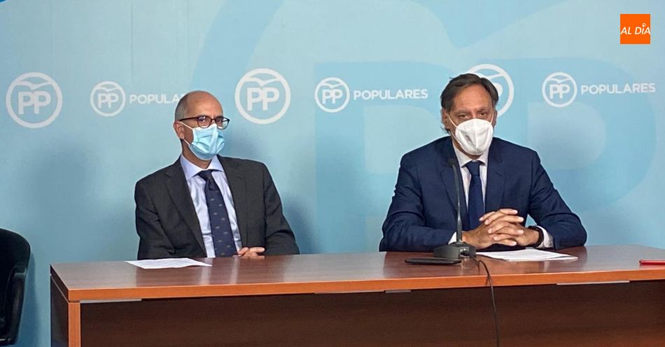 El presidente del Partido Popular de Salamanca, Javier Iglesias, y el secretario provincial, Carlos García Carbayo, en la sede de esta formación política. Foto de Vanesa Martins