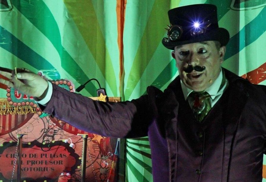 Una de las escenas de El increíble viaje del profesor, de Jesus Puebla Mimo. Foto de Esperanza Herranz enwww.jesuspuebla.net