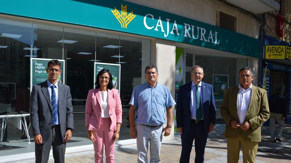 Luis Alberto de Sousa de Raposo, director de la oficina, María Elena Pozo Romo, subdirectora, y Francisco Javier Conde González, gestor comercial, junto a su  jefe de zona Eugenio García Medina y el director comercial Agustín Pérez Sánchez