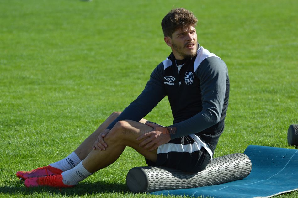 Antonio Amaro estira tras una sesión / Carlos Cuervo