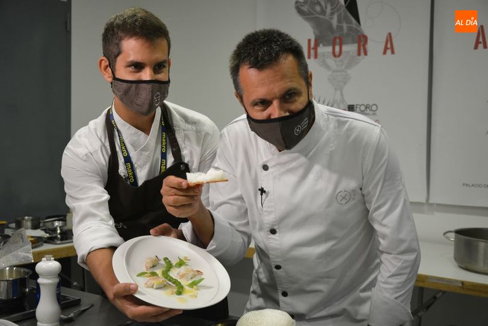 Oriol Castro, de Disfrutar (Barcelona), mostrando una de sus creaciones con ibérico. Foto de Vanesa Martins