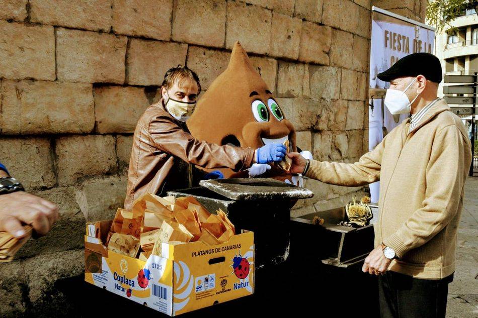 El concejal de Turismo, Fernando Castaño, en la inauguración de la temporada de castañas de 2020 en Salamanca