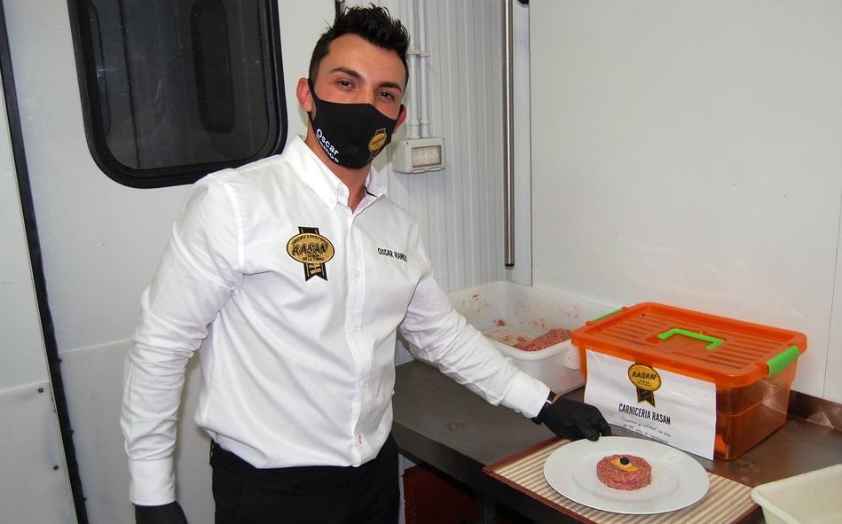 Óscar Ramos, ganador de la fase local de la IX edición de ‘La mejor hamburguesa de Castilla y León representando a Carnicería Rasán