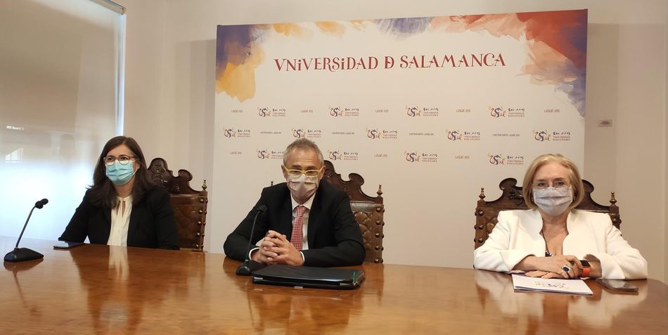 El rector de la USAL, Ricardo Rivero (c), interviene en rueda de prensa tras el Consejo de Gobierno. Foto EP