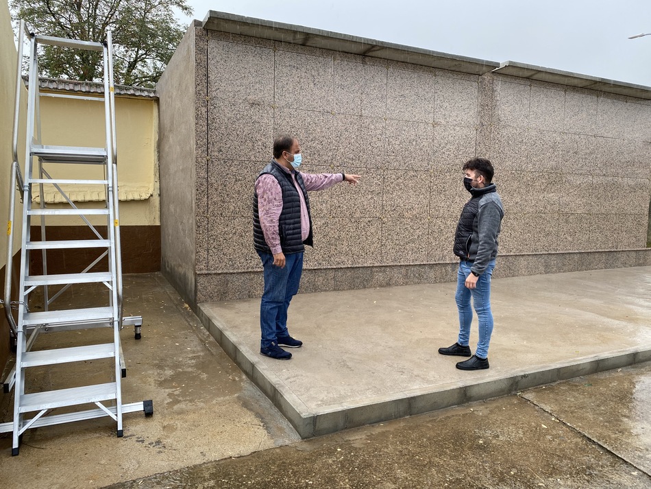Visita a las mejoras acometidas en el cementerio de Guijuelo